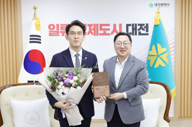 장호종 대전시 경제과학부시장(사진 왼쪽)이 24일 1년간의 공직을 마무리하며 이장우 대전시장에게 감사패를 받았다. 대전시 제공