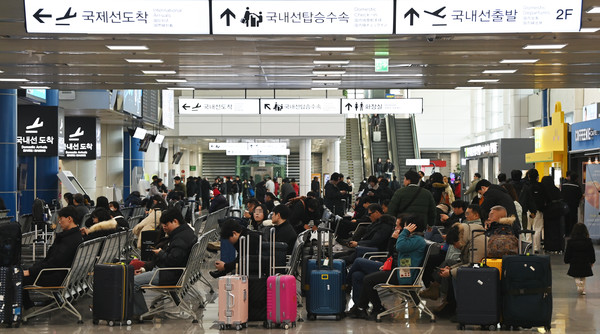 본격적인 설 연휴가 시작된 25일 청주국제공항을 찾은 여행객들로 붐비고 있다. 김주형 기자 kjh2667_@cctoday.co.kr