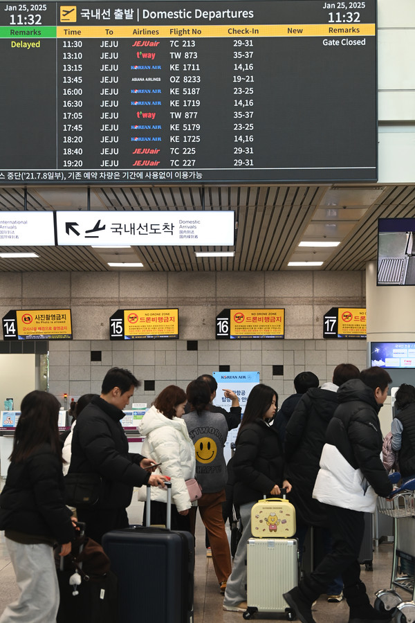 본격적인 설 연휴가 시작된 25일 청주국제공항을 찾은 여행객들이 이동하고 있다. 김주형 기자 kjh2667_@cctoday.co.kr