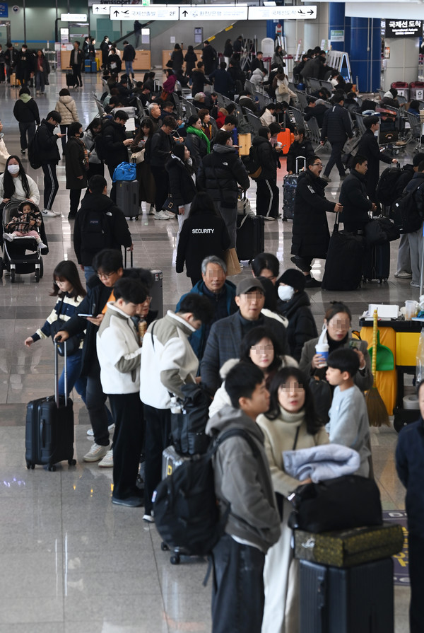 본격적인 설 연휴가 시작된 25일 청주국제공항을 찾은 여행객들로 붐비고 있다. 김주형 기자 kjh2667_@cctoday.co.kr