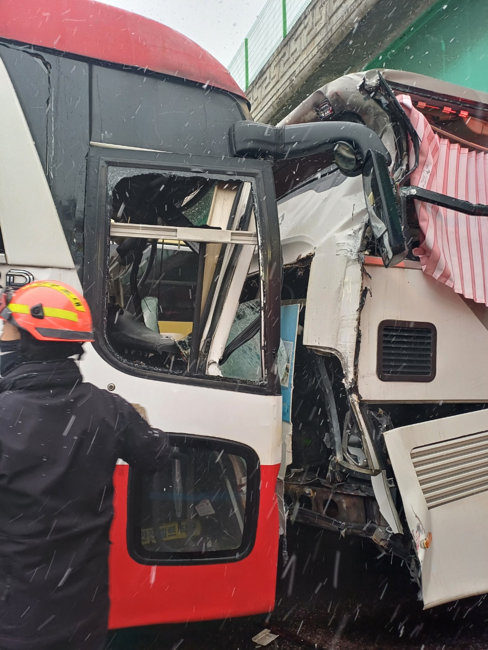 사고 버스 모습[천안동남소방서 제공. 재판매 및 DB 금지]