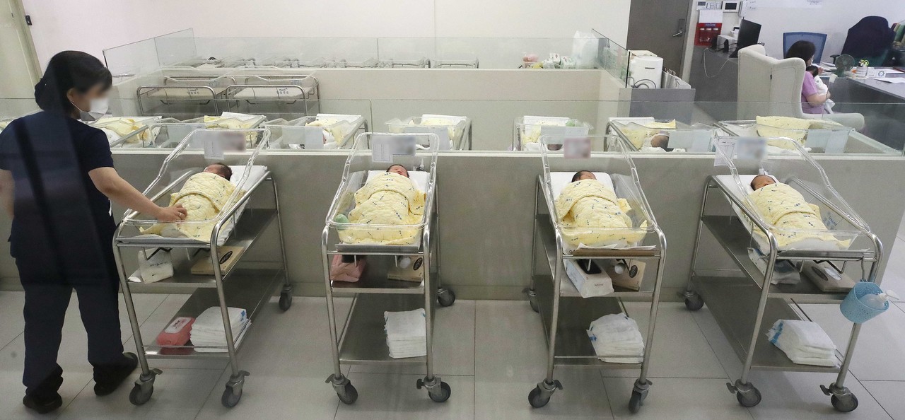 신생아 보살피는 의료진들 [연합뉴스 자료사진]