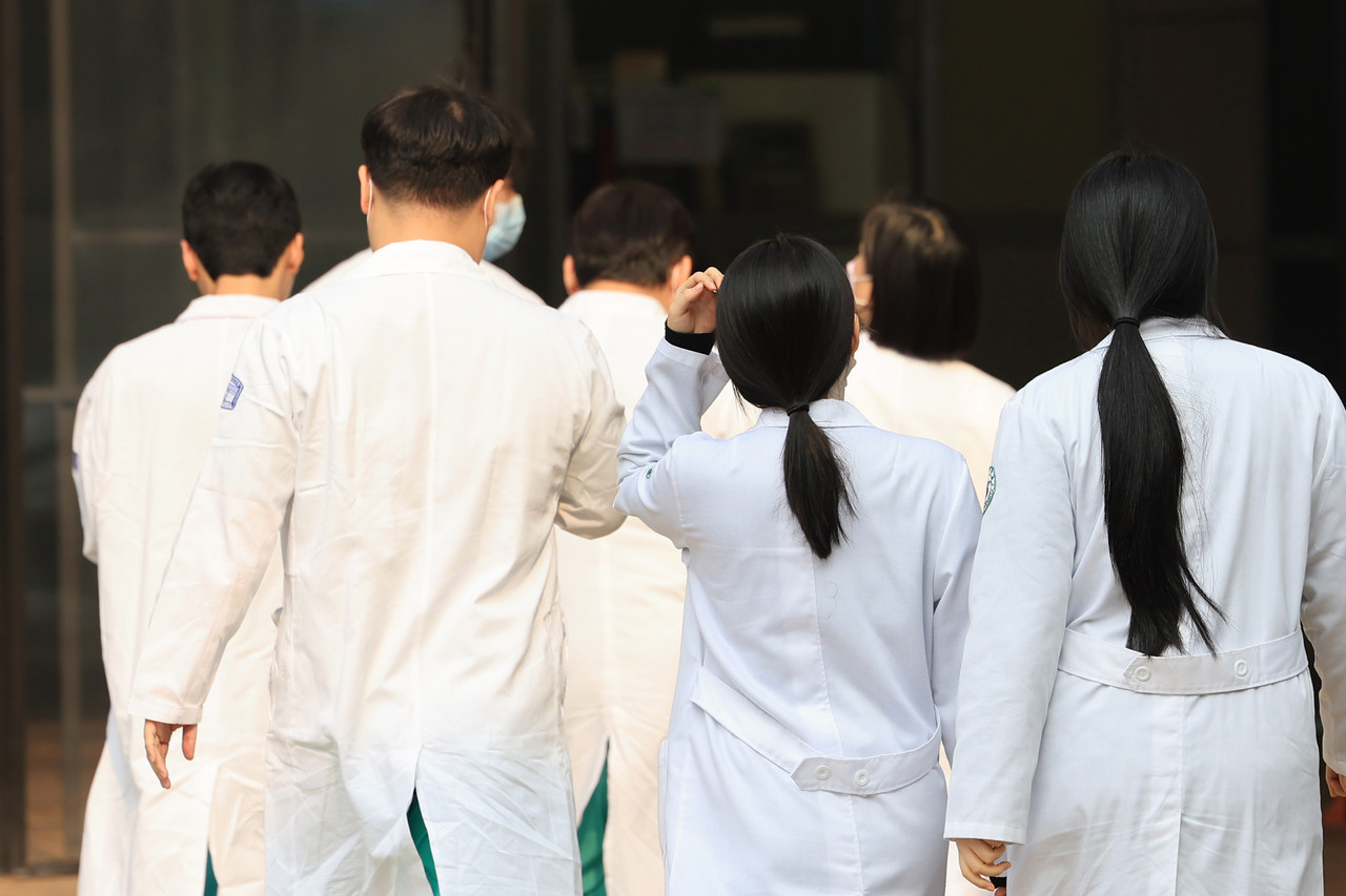 한 대학병원에서 의료진이 이동하고 있다. 사진=연합뉴스.