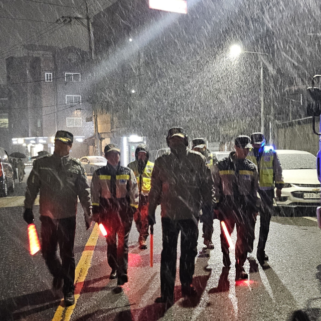 대전중부경찰서는 27일 문화1동 자율방범대원들과 함께 문화동 일대 순찰에 나섰다. 대전중부서 제공