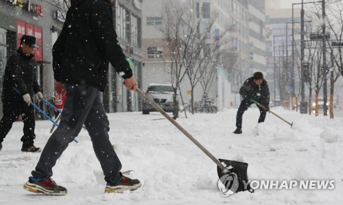 ▲ (세종=연합뉴스) 이진욱 기자 = 지난 11일 오후 폭설이 내린 세종시 한솔동에서 시민들이 눈을 치우고 있다.  cityboy@yna.co.kr