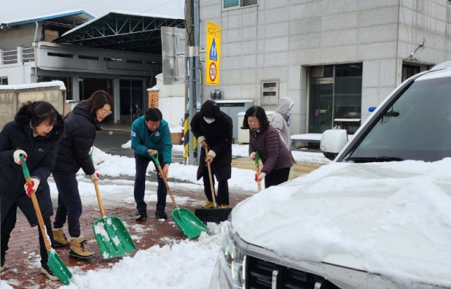 박범인 금산군수가 직원들과 함께 폭설이 내린 도로에서 제설작업을 하고 있다. 사진=금산군