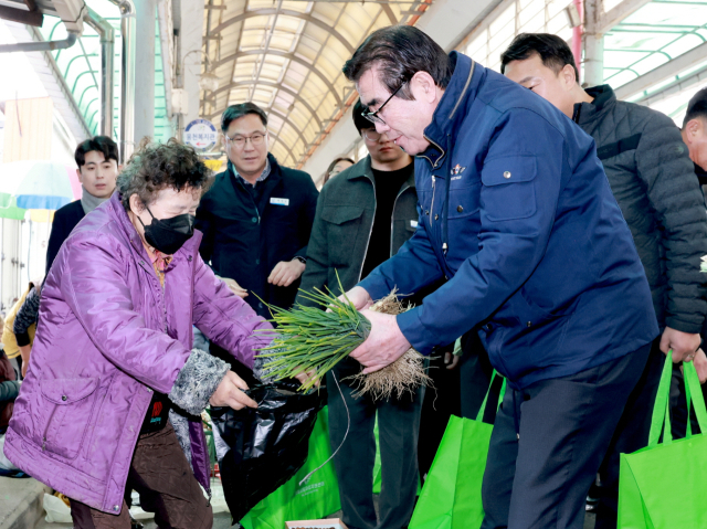 김동일 보령시장<사진 오른쪽>을 비롯한 시 공직자들이 이번 설 명절을 앞두고 전통시장 활성화에 광폭행보를 보여 재래시장 상인들이 행복한 설 명절을 보내 눈길을 끌고 있다. 보령시 제공