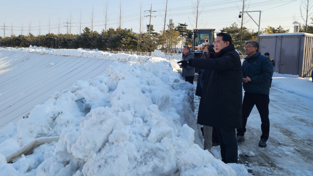 이완섭 서산시장이 지난 30일 지곡면 오토밸리 산업 폐기물 매립장에 방문해 시설물을 점검하는 모습. 서산시 제공