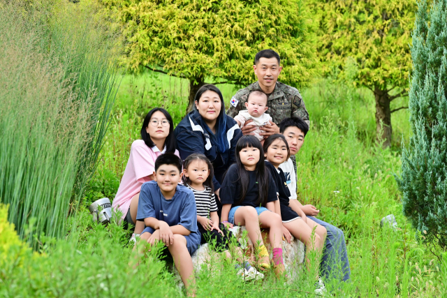 고태진씨(42) 일가족 9명의 원산도 전입해 눈길을 끌고 있다. 보령시 제공