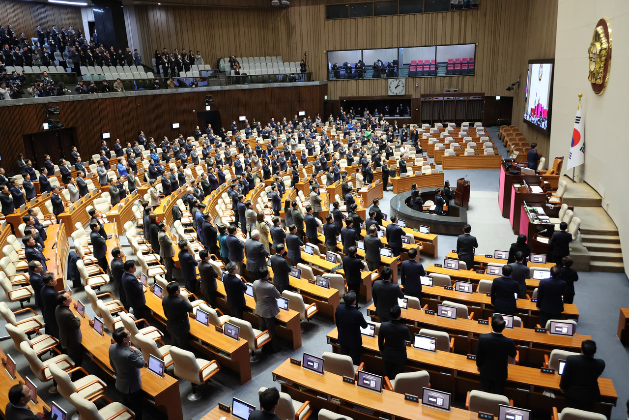 3일 국회 본회의장에서 열린 제422회국회(임시회) 개회식에서 의원들이 국기에 경례하고 있다. 2025.2.3 사진=연합뉴스.