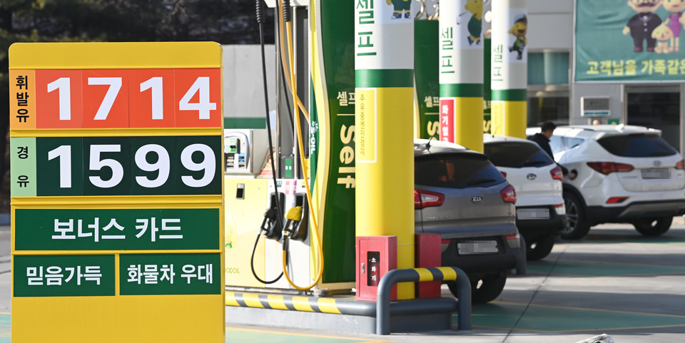 기름 가격 상승세가 16주 연속 이어지고 있는 가운데 3일 대전 유성구의 한 주유소에 게시된 유가정보 게시판에 휘발유와 경유가 각각 1,714원, 1,599원을 나타내고 있다. 김주형 기자 kjh2667_@cctoday.co.kr