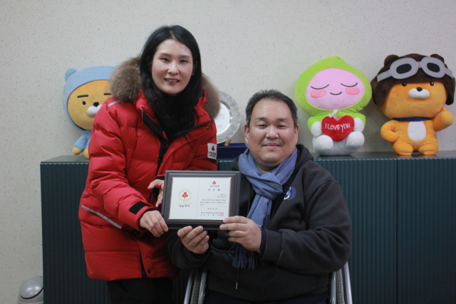 장애인복지시설 행복누림의 한승완 원장이 4일 올해 첫 대전사회복지공동모금회 나눔 리더로 가입했다. 사진 대전사회복지공동모금회 제공