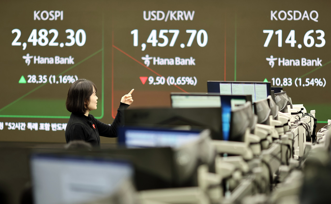 코스피가 2,480대에서 상승 출발한 4일 오전 서울 하나은행 본점 딜링룸에서 딜러들이 업무를 보고 있다. 2025.2.4 사진=연합뉴스.