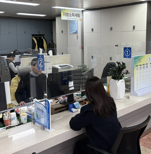 단양군이 Co-work(함께 일하다) 협업 징수 활동에 나섰다. 사진은 세금 납부 상담 모습. 단양군 제공