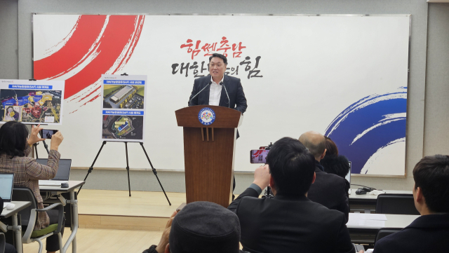 안호 충남도 산업경제실장이 5일 충남도청 프레스센터에서 기자회견을 갖고 ‘SAF센터' 유치 관련 설명을 하고 있다. 사진=박현석 기자