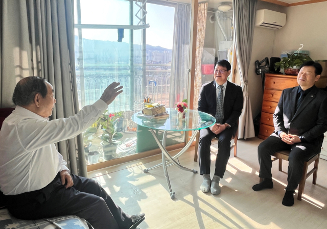 대전지방보훈청은 보훈복지셀럽과 5일 대전 서구에 거주하는 6.25 참전유공자 어르신 댁을 방문해 위문했다. 대전지방보훈청 제공