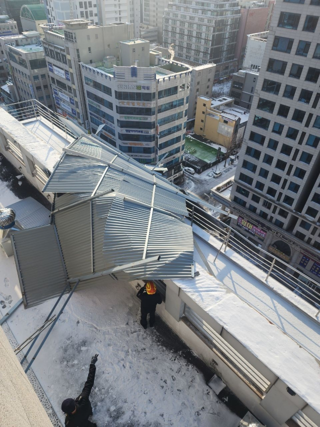 7일 오전 9시8분경 대전 서구 둔산동 15층짜리 오피스텔 건물에서 양철판 구조물이 강풍에 떨어지는 사고가 발생했다. 대전소방본부 제공