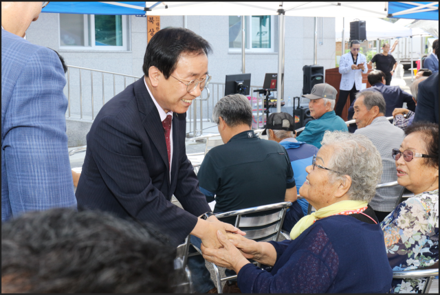 김문근 단양군수가 경로당 행사에 참석해 주민들과 인사를 건네고 있다. 단양군 제공