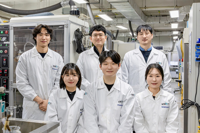 한승주 한국화학연구원 선임연구원(뒤에서 가운데) 연구팀. 한국화학연구원 제공