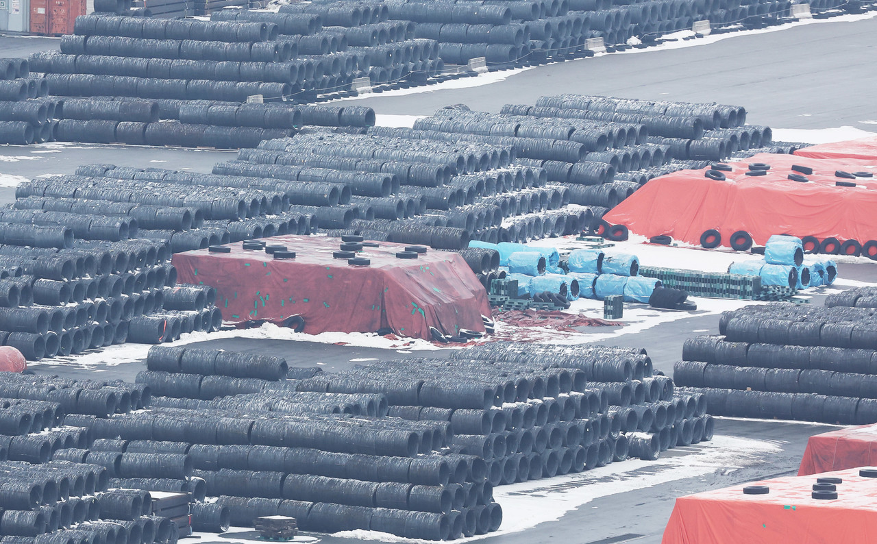 사진은 10일 경기도 평택항에 쌓여 있는 철강 제품 모습. 2025.2.10 사진=연합뉴스.