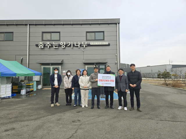 방현복(오른쪽 세번째) 우원중공업 대표가 춤추는 향기나무에 전동지게차를 기부한 뒤 기념촬영을 하고 있다. 우원중공업 제공