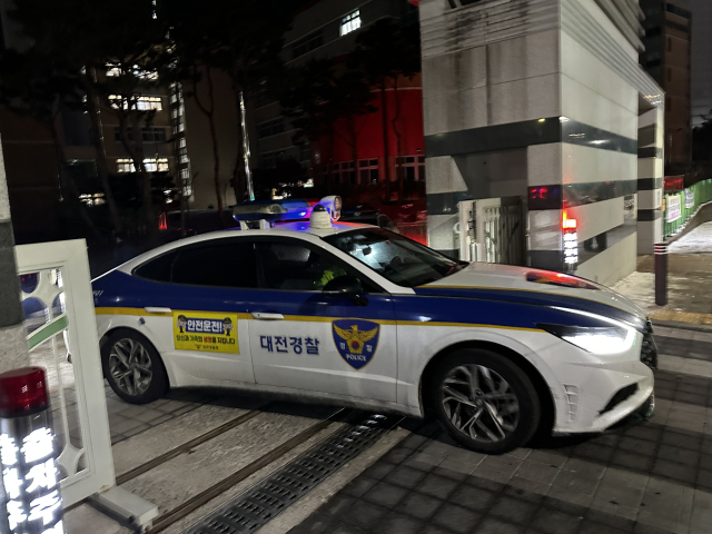 대전 서구 관저동의 한 초등학교에서 7세 여아가 흉기에 찔려 숨지는 사건이 발생해 경찰이 현장 검식 후 교문을 빠져나오고 있다. 사진=서유빈 기자