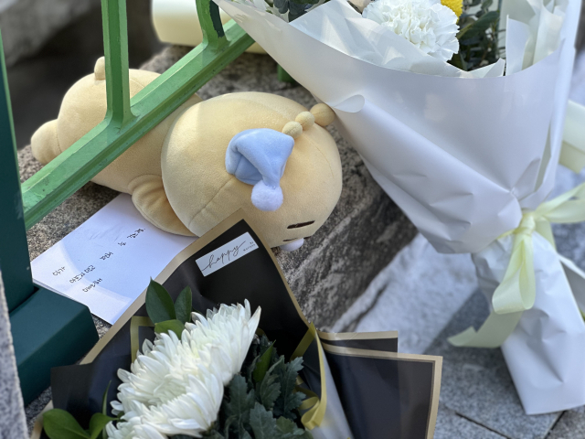 11일 오전 대전 서구 관저동 한 초등학교 교문 앞에는 김하늘(8) 양을 추모하는 쪽지와 인형, 꽃들이 놓여 있었다. 사진=함성곤 기자.