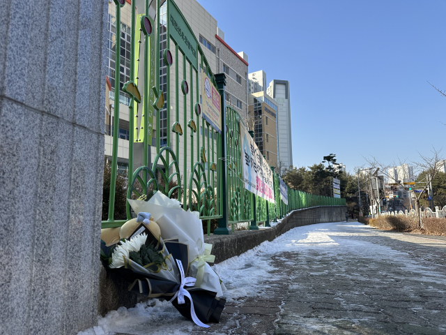 11일 오전 대전 서구 관저동 한 초등학교 교문 앞에는 김하늘(8) 양을 추모하는 쪽지와 인형, 꽃들이 놓여 있었다. 사진=함성곤 기자.
