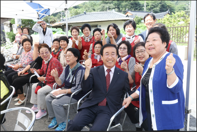 김문근 군수가 경로당 행사 참석 후 기념사진을 찍고 있다.