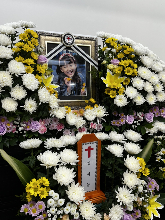 11일 오전 건양대병원 장례식장에 차려진 고 김하늘(8) 양의 빈소에서 영정 사진 속 하늘이가 밝게 웃고 있다. 유족의 공개요청에 따라 고 김하늘 양 사진 공개. 사진=서유빈 기자
