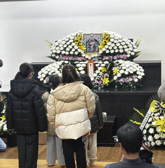 11일 오전 고 김하늘(8) 양의 빈소에서 하늘이의 학교 친구들이 조문하고 있다. 유족의 공개요청에 따라 고 김하늘 양 사진 공개. 사진=서유빈 기자