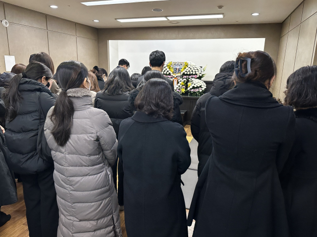 11일 오전 고 김하늘(8) 양의 빈소에서 하늘이가 다니던 초등학교 교사들이 조문하고 있다. 사진=서유빈 기자