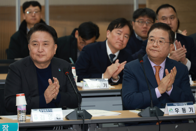 11일 충북연구원 회의실에서 ‘2025년 지방시대 시행계획’ 의견수렴 설명회가 열린 가운데 김영환 충북지사(왼쪽)와 우동기 대통령 직속 지방시대위원회 위원장이 박수를 치고 있다. 충북도 제공