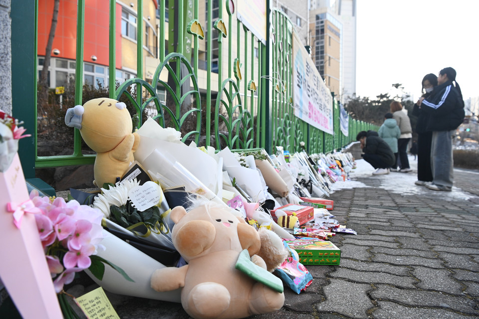 11일 대전 서구 관저동 한 초등학교 교문 앞에는 김하늘(8) 양을 추모하는 시민들의 발길이 이어지고 있다. 김주형 기자 kjh2667_@cctoday.co.kr