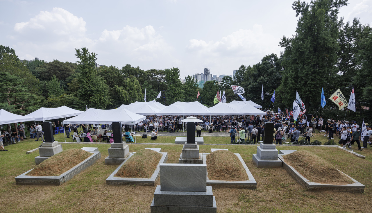 제79주년 광복절을 맞이해 항일독립선열 선양단체 연합(항단연)이 2024년 8월 15일 서울 용산구 효창공원 내 삼의사 묘역에서 주최한 광복절 기념식에서 참석자들이 각 단체의 발언을 듣고 있다.이날 기념식은 정부 주최 광복절 기념식에 불참한 시민단체와 야당 인사들이 참석했다. 2024.8.15 사진=연합뉴스. 