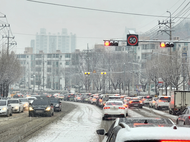 12일 오전 8시경 청주시 흥덕구 신봉사거리 인근 폭설로 인해 출근길 차량들이 거북이 걸음을 하고 있다. 사진=송휘헌 기자