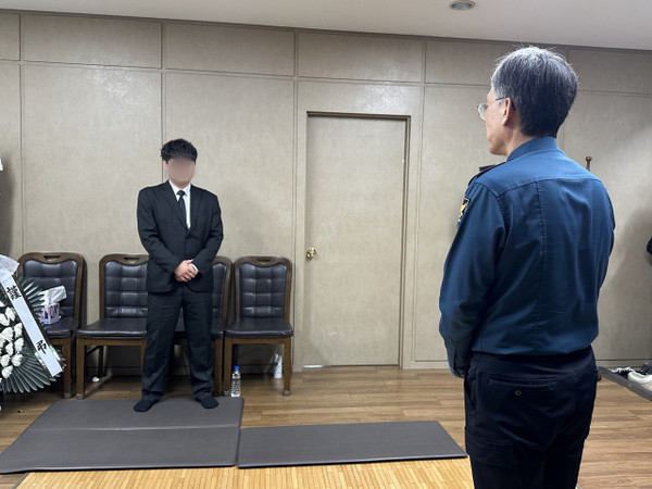 12일 오전 육종명 대전서부경찰서장은 건양대학교병원 장례식장에 마련된 김하늘(8) 양의 빈소을 찾아 유가족에게 조의를 표하고 있다. 사진=함성곤 기자
