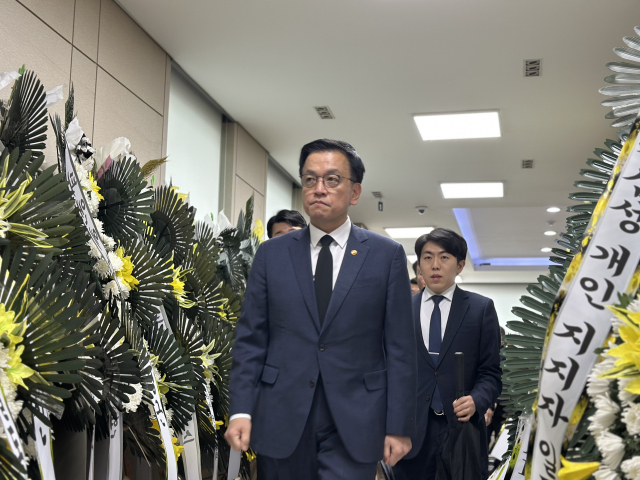 12일 오후 1시경 최상목 대통령 권한대행 부총리 겸 기획재정부장관은 건양대학교병원 장례식장에 마련된 김하늘(8) 양의 빈소에 방문해 유가족에게 조의를 표했다. 사진=함성곤 기자