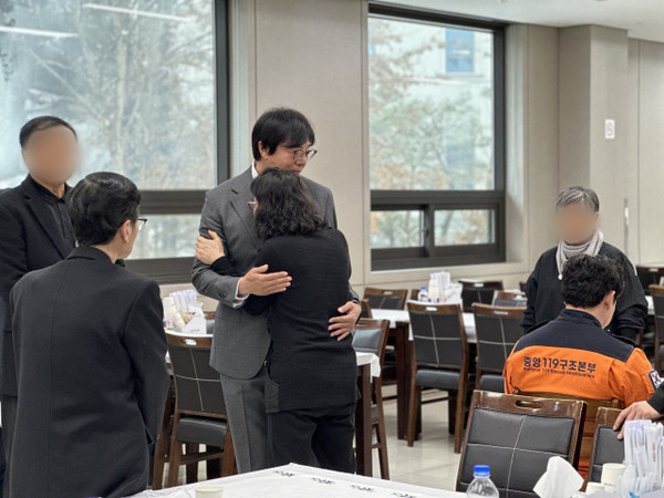 12일 오후 1시경 황선홍 대전하나시티즌 감독은 건양대학교병원 장례식장에 마련된 김하늘(8) 양의 빈소에 방문해 유가족을 위로하는 모습. 사진=함성곤 기자