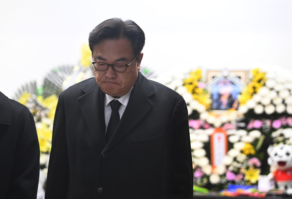 정진석 대통령 비서실장이 12일 대전 서구 건양대병원 장례식장에 마련된 김하늘양의 빈소에서 조문하고 있다. 김주형 기자 kjh2667_@cctoday.co.kr