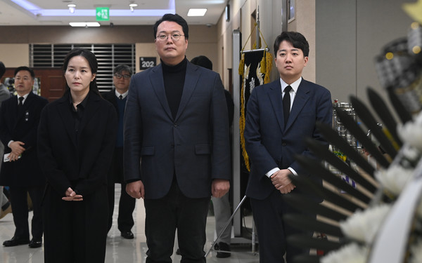 이준석 개혁신당 의원이 12일 대전 서구 건양대병원 장례식장에 마련된 김하늘양의 빈소에서 조문하고 있다. 김주형 기자 kjh2667_@cctoday.co.kr