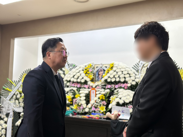 12일 이장우 대전시장이 건양대학교병원 장례식장에 마련된 김하늘(8) 양의 빈소에 방문해 유가족을 위로하고 있는 모습. 사진=함성곤 기자