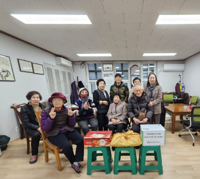한밭새마을금고는 정월대보름을 맞아 12일 업무구역 내 경로당 29개소에 650만원상당의 물품을 전달했다. 한밭새마을금고 제공