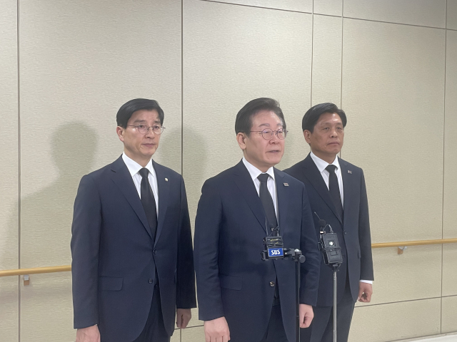 이재명 더불어민주당 대표가 12일 밤 빈소를 방문했다. 사진=신동길 기자.