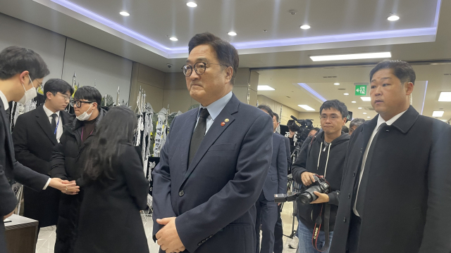 우원식 국회의장이 12일 밤 빈소를 방문했다. 사진=신동길 기자.