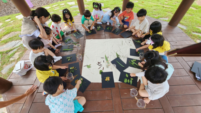 예산황새공원의 지난해 진행된 생태프로그램 모습. 예산군 제공