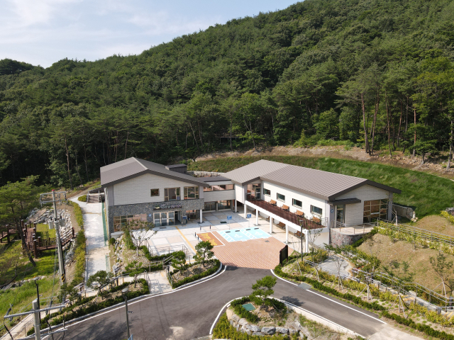 천혜의 풍광을 자랑하는 소선암 치유의 숲이 건강과 힐링으로 인기를 끌고 있다. 사진은 소선암 치유의 숲 모습. 단양군 제공