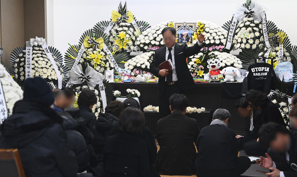김하늘양 입관일인 13일 대전 서구 건양대병원 장례식장에 마련된 빈소에서 유가족들이 입관예배를 하고 있다. 김주형 기자 kjh2667_@cctoday.co.kr