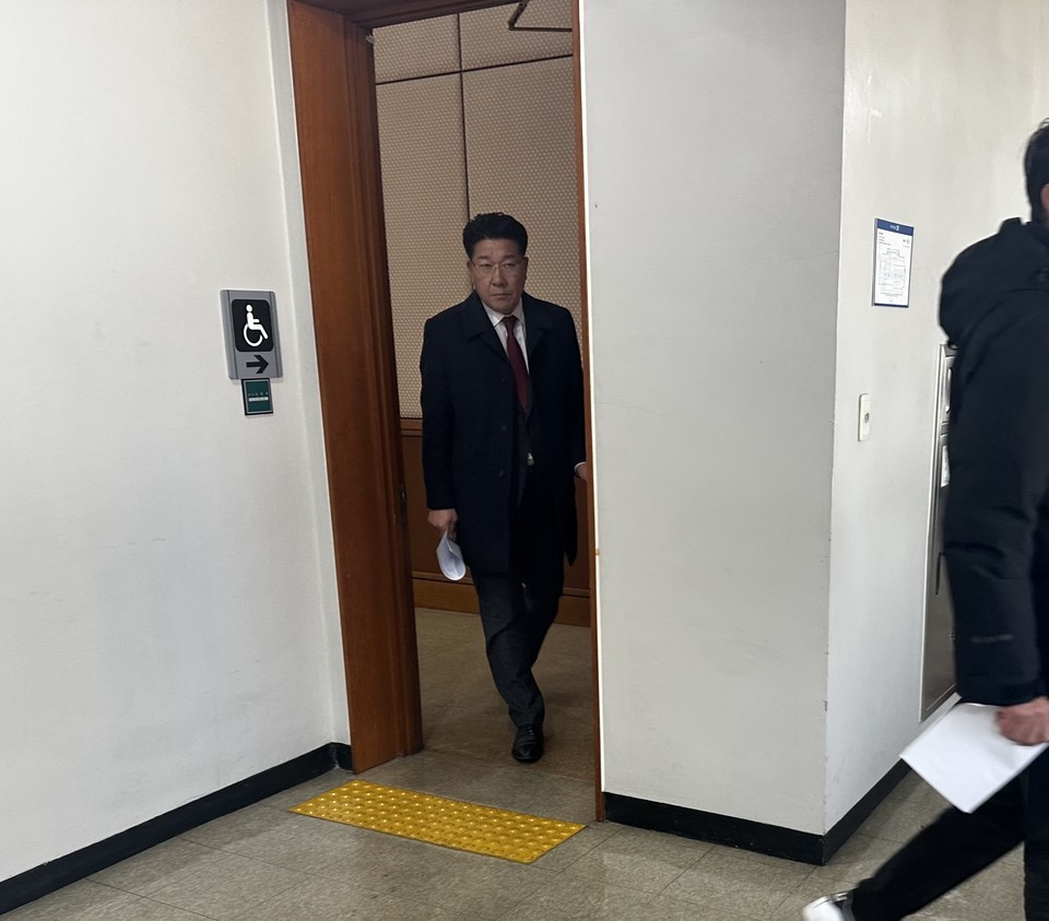 송활섭 대전시의원이 13일 열린 공직선거법 위반 혐의 사건 선고심 이후 재판장을 나서고 있다. 사진=서유빈 기자