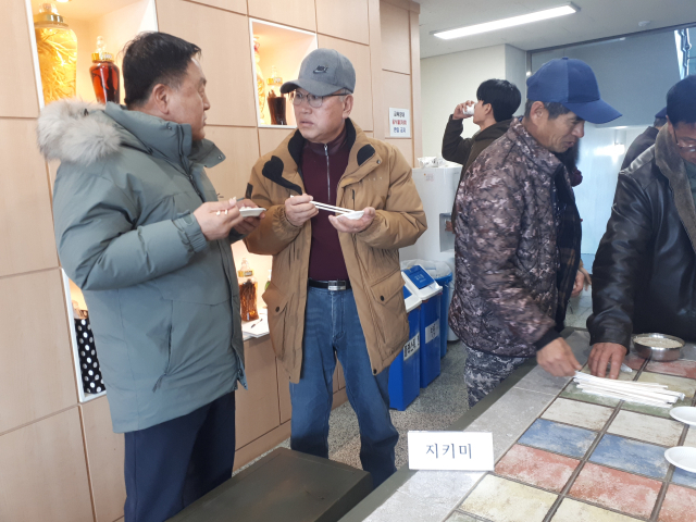 ‘다품’·‘지키미’ 품종 밥맛 평가 모습 사진=금산군